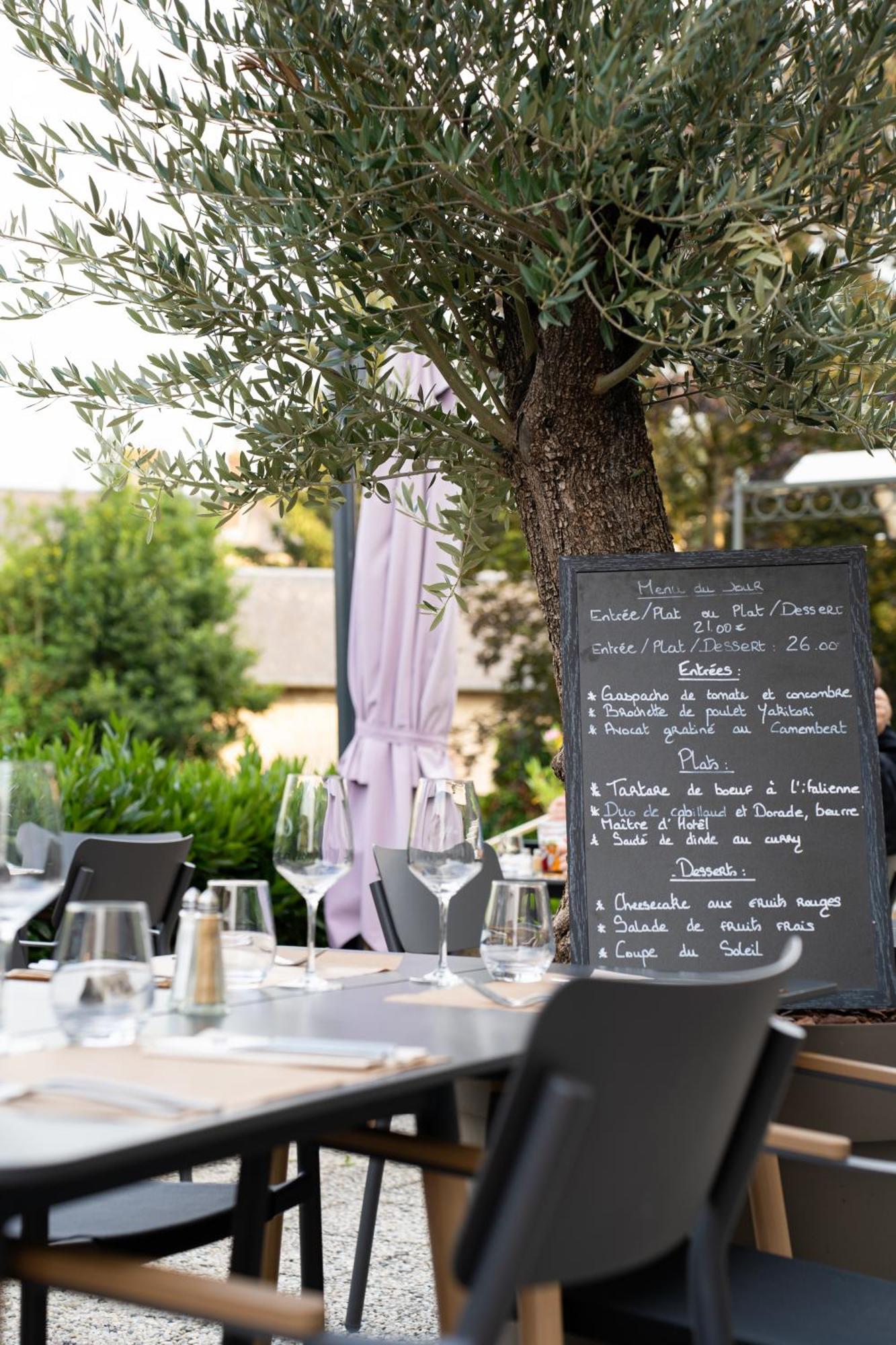 Le Pre Saint Germain Hotel Louviers Exterior photo