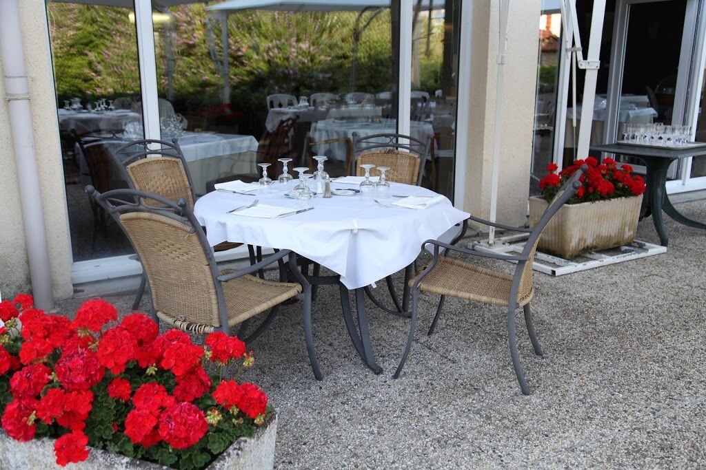 Le Pre Saint Germain Hotel Louviers Exterior photo